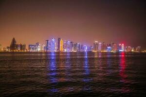 Aussicht von Doha Horizont beim Nacht foto