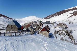 Aussicht von ein Berg Dorf während Winter. Schnee Weiß Landschaft und Bergsteiger Lebensstil. foto