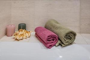 Dekorationen im das Innere von das Badezimmer mit Kerzen, Blumen, Kränze und Handtücher foto