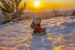 Santa im das Schnee und Sonnenuntergang im das Hintergrund foto