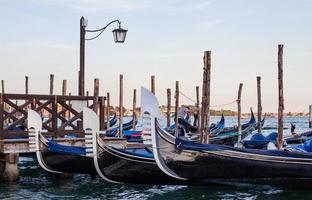 Panorama- Aussicht von Gondeln beim Sonnenuntergang, traditionell auf großartig Kanal mit san Giorgio maggiore Kirche. san Marco, Venedig, Italien foto