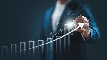 global Geschäft Wachstum Analyse und Anlagegut Investition Diagramm Geschäft und Finanzen oben Pfeil holographisch wirtschaftlich Diagramm, global wirtschaftlich Trend Analyse, finanziell Graph Analyse auf virtuell Bildschirm. foto