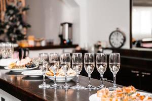 Champagner Brille sind auf das Bar Nächster zu das Essen foto