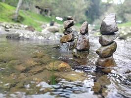 Stein Anordnung im Fluss Kunst foto