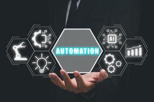 Automatisierung Geschäft Technologie Konzept, Person Hand halten Automatisierung Technologie Symbol auf vr Bildschirm, Software Entwicklung, Geschäft Prozess und Technologie. foto