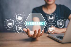 Versicherung Unternehmen Klient nehmen aus Komplett Versicherung Konzept, Person Hand halten mit vr Bildschirm Versicherung Symbol Hintergrund auf Schreibtisch. foto