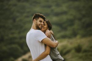 glückliches junges Paar verliebt in die Wiese