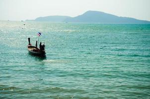 ein Boot auf See in Phuket, Thailand foto