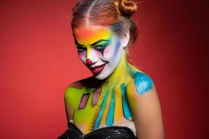 verlockend jung Frau mit ein aqua bilden Clown foto