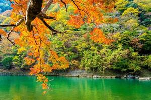 schöner arashiyama Fluss bei Kyoto, Japan foto