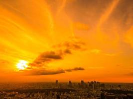 Luftaufnahme von Tokio Stadt bei Sonnenuntergang foto