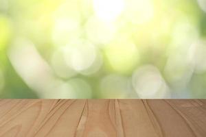 Holztischplatte mit unscharfem Hintergrund für Anzeige foto