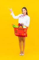 schöne junge asiatische Frau mit Einkaufskorb