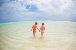 wenig Mädchen spielen auf das Strand foto