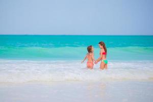 wenig Mädchen spielen auf das Strand foto