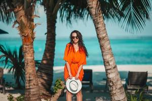 junge Frau am Strand foto