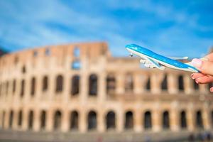 Miniatur Flugzeug im Vorderseite von das Kolosseum, Rom - - Italien foto