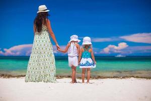 Mutter und Töchter haben Spaß auf das Strand foto