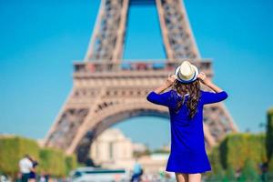 jung Frau im Vorderseite von das Eiffel Turm, Paris - - Frankreich foto