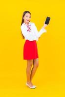 junge asiatische Frau mit intelligentem Handy