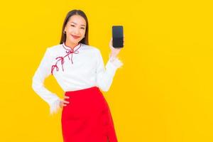 junge asiatische Frau mit intelligentem Handy foto