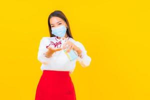 junge asiatische Frau, die Maske trägt foto