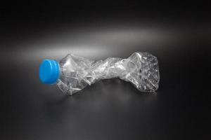 zerknitterte Plastikflasche foto