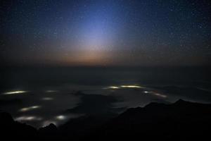 Langzeitbelichtung von Meereswellen und Sternenhimmel foto