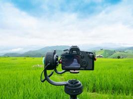 Videokamera und ein grünes Feld foto