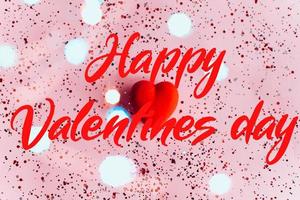 glücklich Valentinstag Tag Text auf Rosa Hintergrund mit Herzen. Urlaub Konzept foto