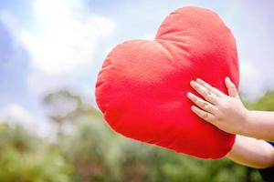 rot Hart im Hand mit Himmel bule, rot Hart, Valentinstag Hart simbol foto