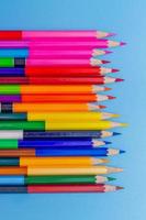 Farbe hölzern Bleistifte im Reihe isoliert auf Blauer Hintergrund. oben Aussicht mit Kopieren Raum. foto