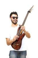 asiatischer Mann mit einem Schnurrbart, der lächelt und Gitarre spielt