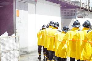 Feuerwehrleute mit Feuerlöscher und Wasser foto