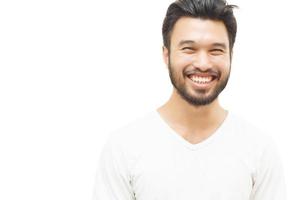 asiatischer Mann lächelnd und lachend lokalisiert auf weißem Hintergrund foto