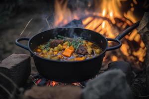 köstlich und heiß Jäger Eintopf auf Lagerfeuer Essen Fotografie foto