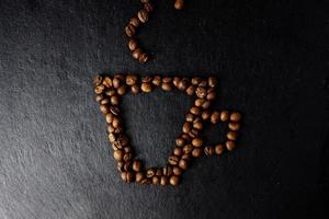 Kaffee Bohnen im das gestalten von ein Tasse foto