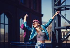 Mode Modell- im Sonnenbrille, Leder Jacke foto