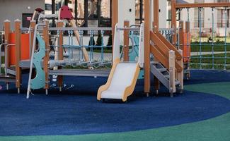 modern Kinder- draussen Spielplatz foto