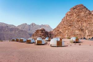 Camping entlang der Felsen in Petra, Wadi Rum, Jordanien foto