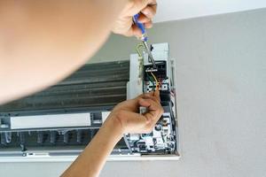 Techniker repariert Klimaanlage foto