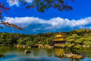 Kinkakuji-Tempel oder der goldene Pavillon in Kyoto, Japan foto