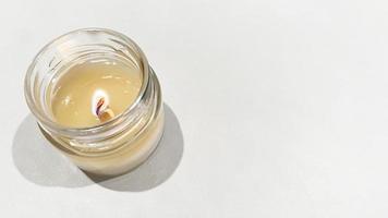 aromatisch Kerze auf ein Weiß Hintergrund mit flach. foto