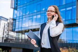 erfolgreich Geschäftsfrau oder Manager, Frau reden auf Handy, Mobiltelefon Telefon während foto