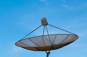 Satellitenschüssel auf dem Dach foto