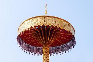 abgestuft Regenschirm Gold ,Kunst thailändisch , was phra Das haripunchai Lamphun Thailand foto