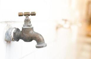 alt rostig Wasser Zapfhahn im Schule, alt Wasser Zapfhahn im das öffnen und Wasser Tropfen foto