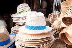 handgefertigte hüte aus bambushüten anordnung auf dem markthandwerksladen foto