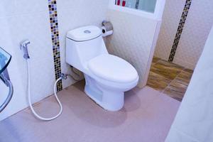 Toilette Schüssel im ein modern Badezimmer ,spülen Toilette sauber Badezimmer foto