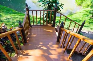 hölzern Treppe Innere im das Garten Holzhaus beim Thailand, thailändisch Haus Stil foto